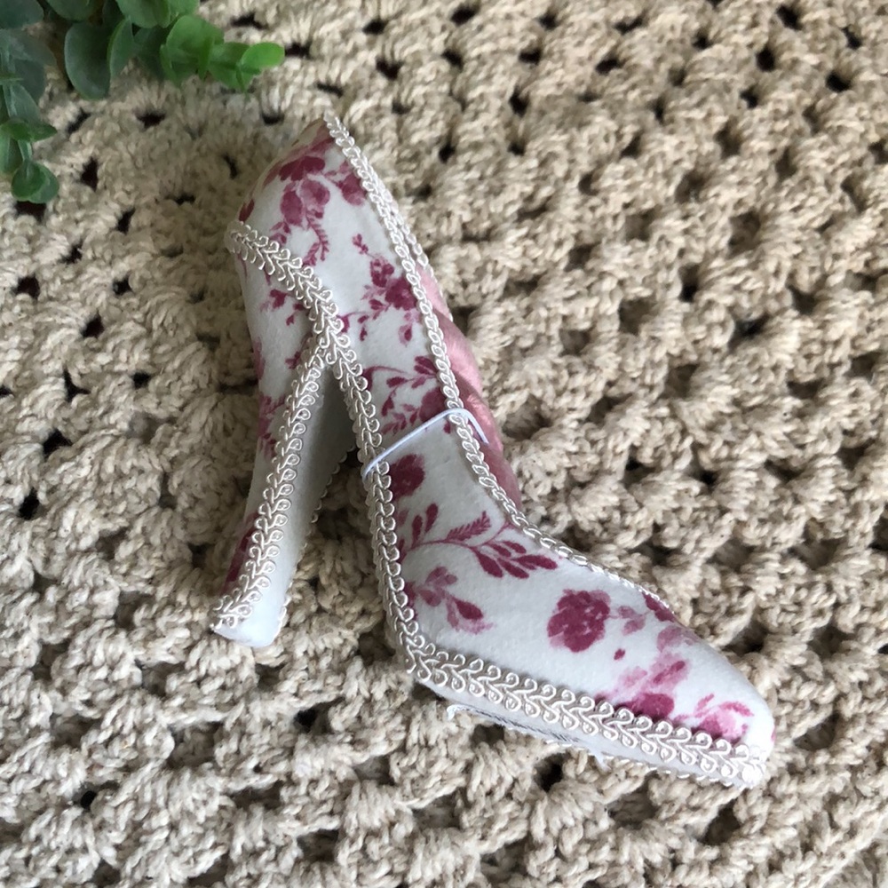 Floral Pink and White High Heel Shoe Shaped Ring Organizer - Picture 3 of 9